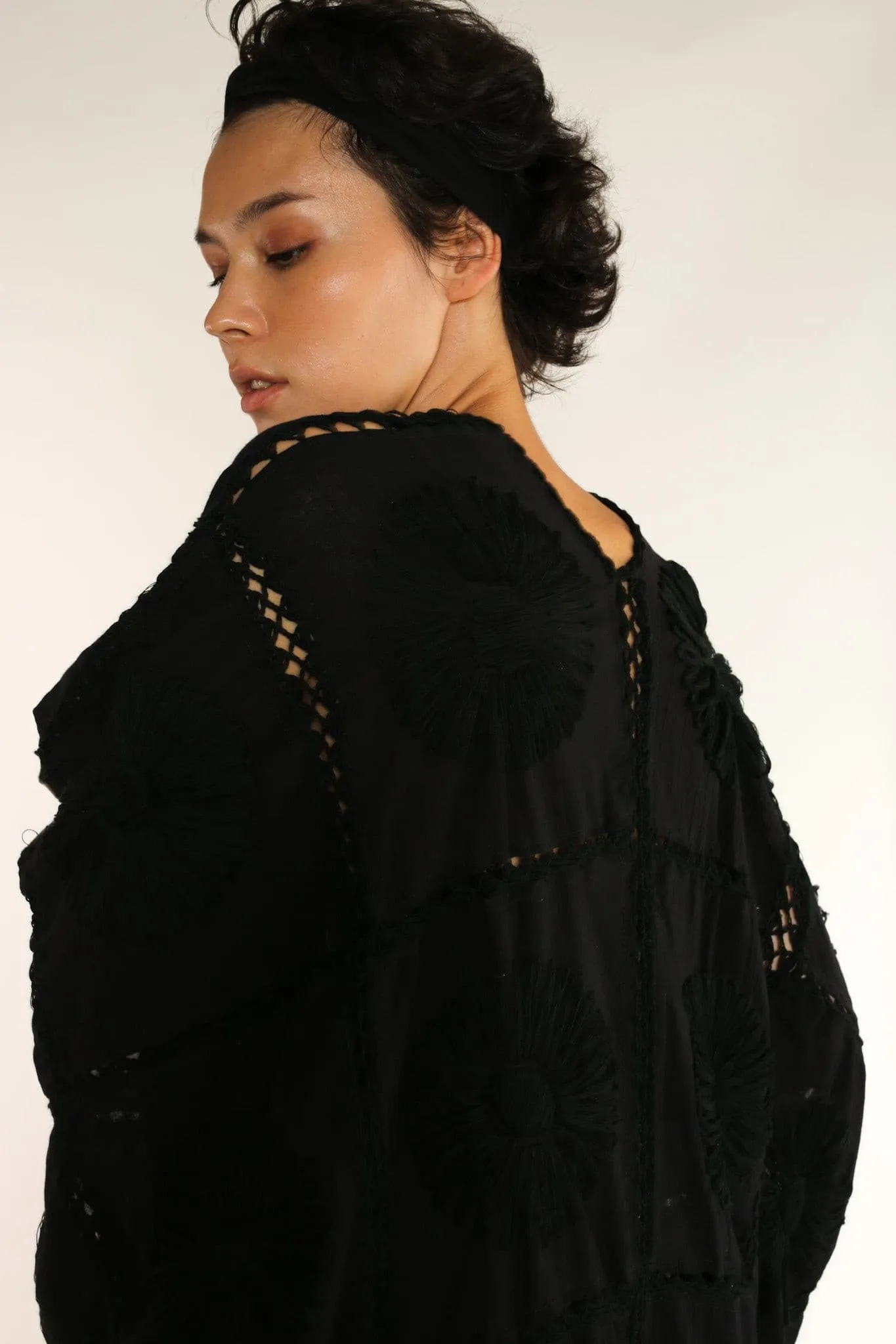 BLACK KIMONO EMBROIDERED FLORA CROCHET