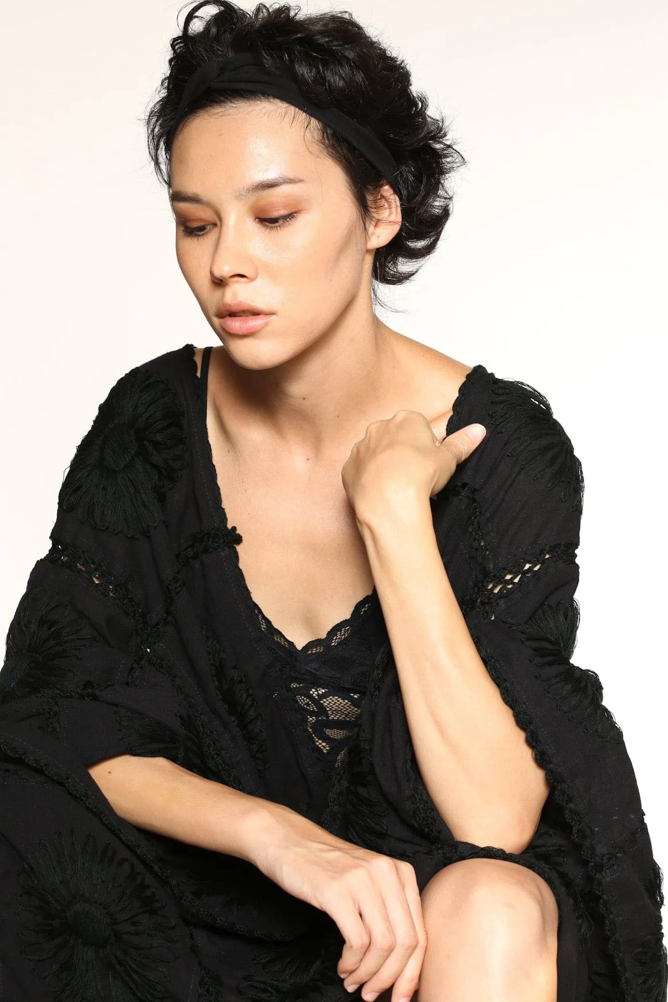 BLACK KIMONO EMBROIDERED FLORA CROCHET