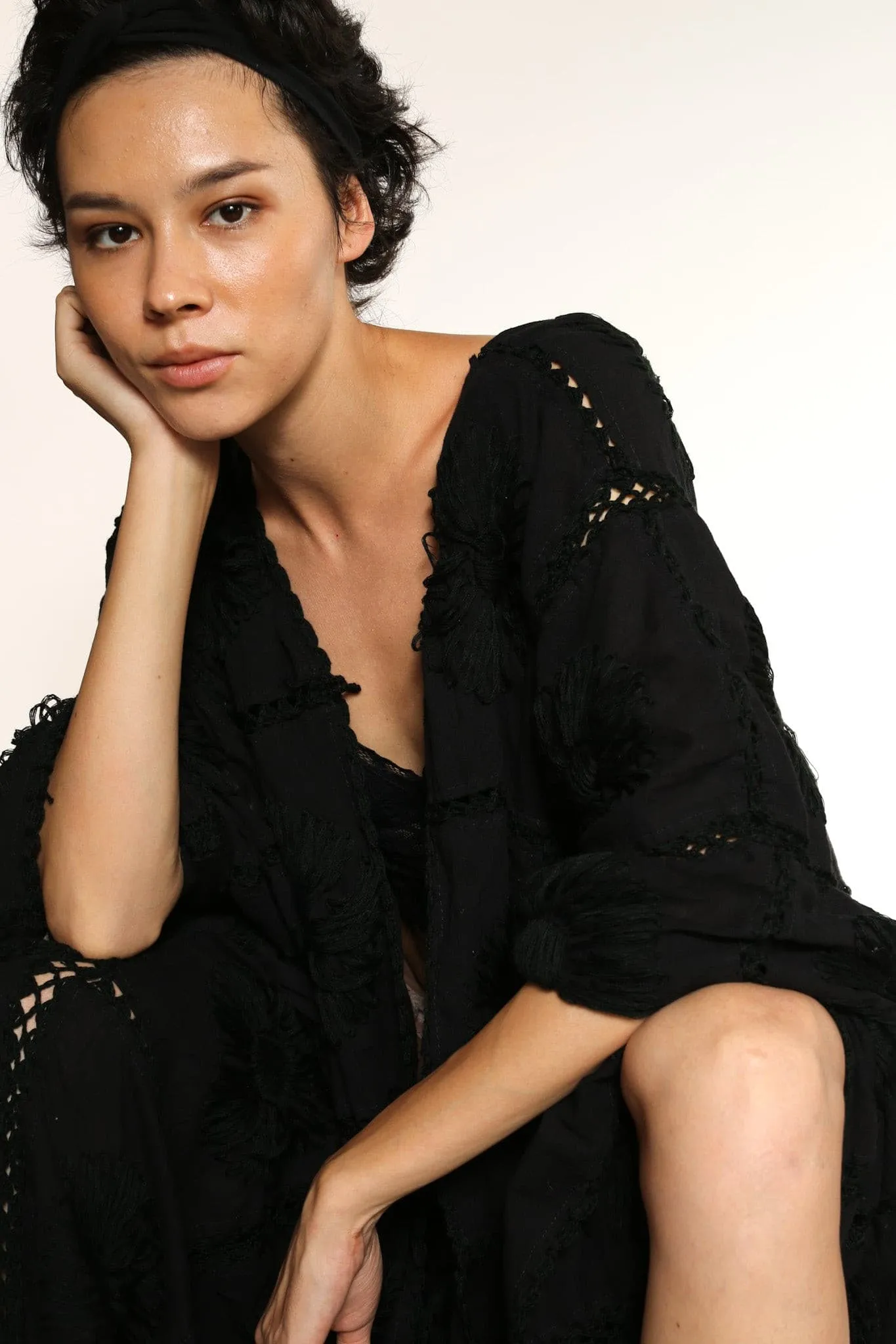 BLACK KIMONO EMBROIDERED FLORA CROCHET