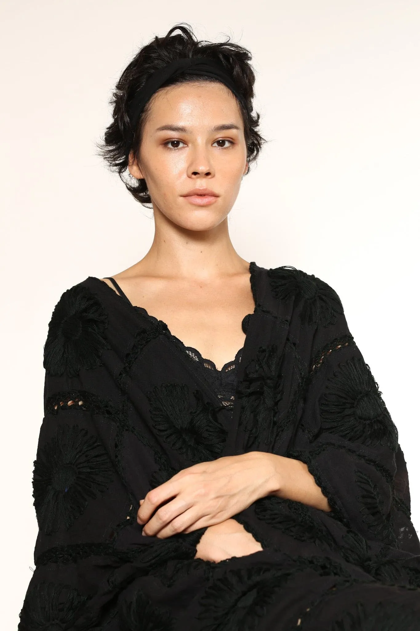 BLACK KIMONO EMBROIDERED FLORA CROCHET