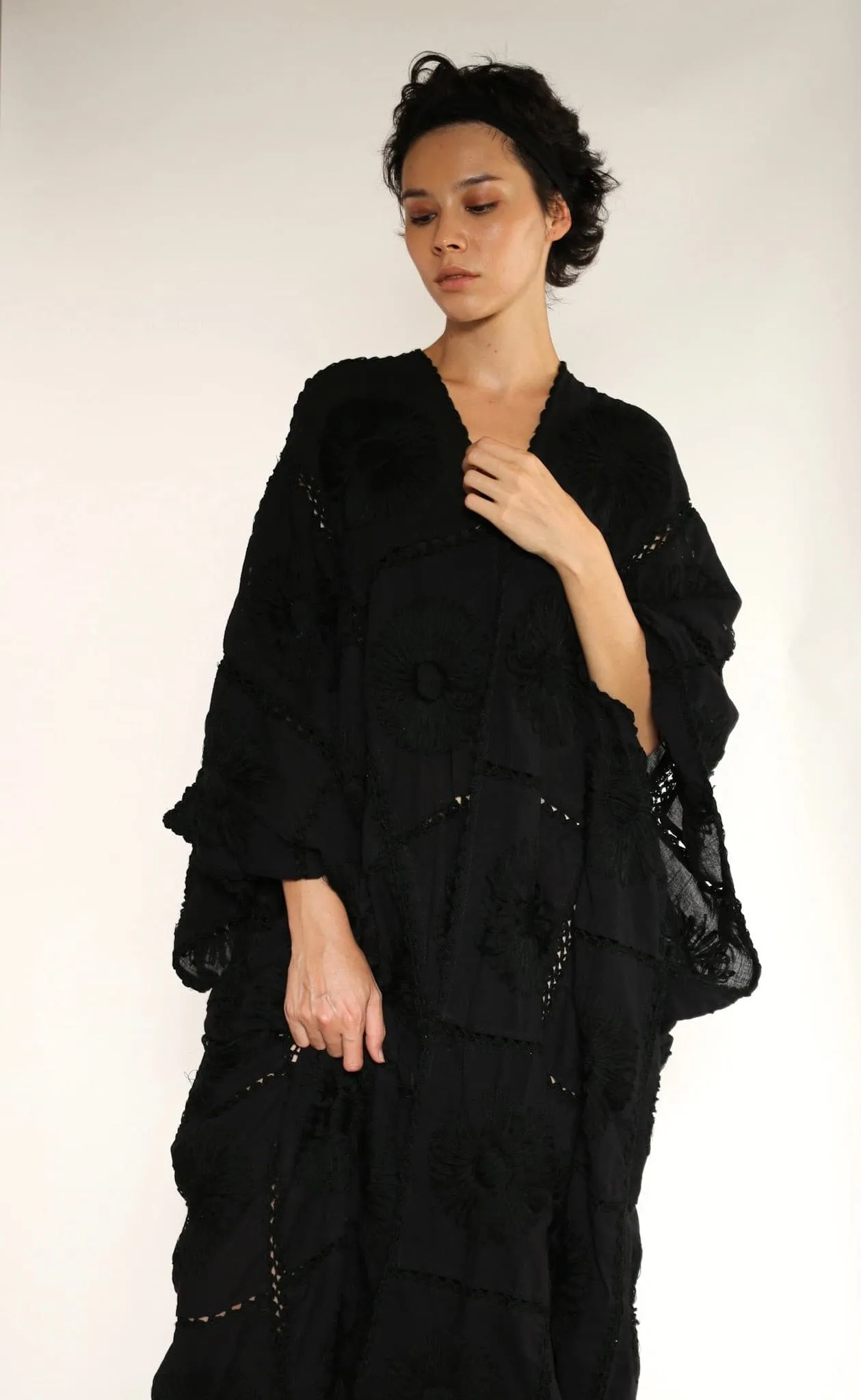 BLACK KIMONO EMBROIDERED FLORA CROCHET