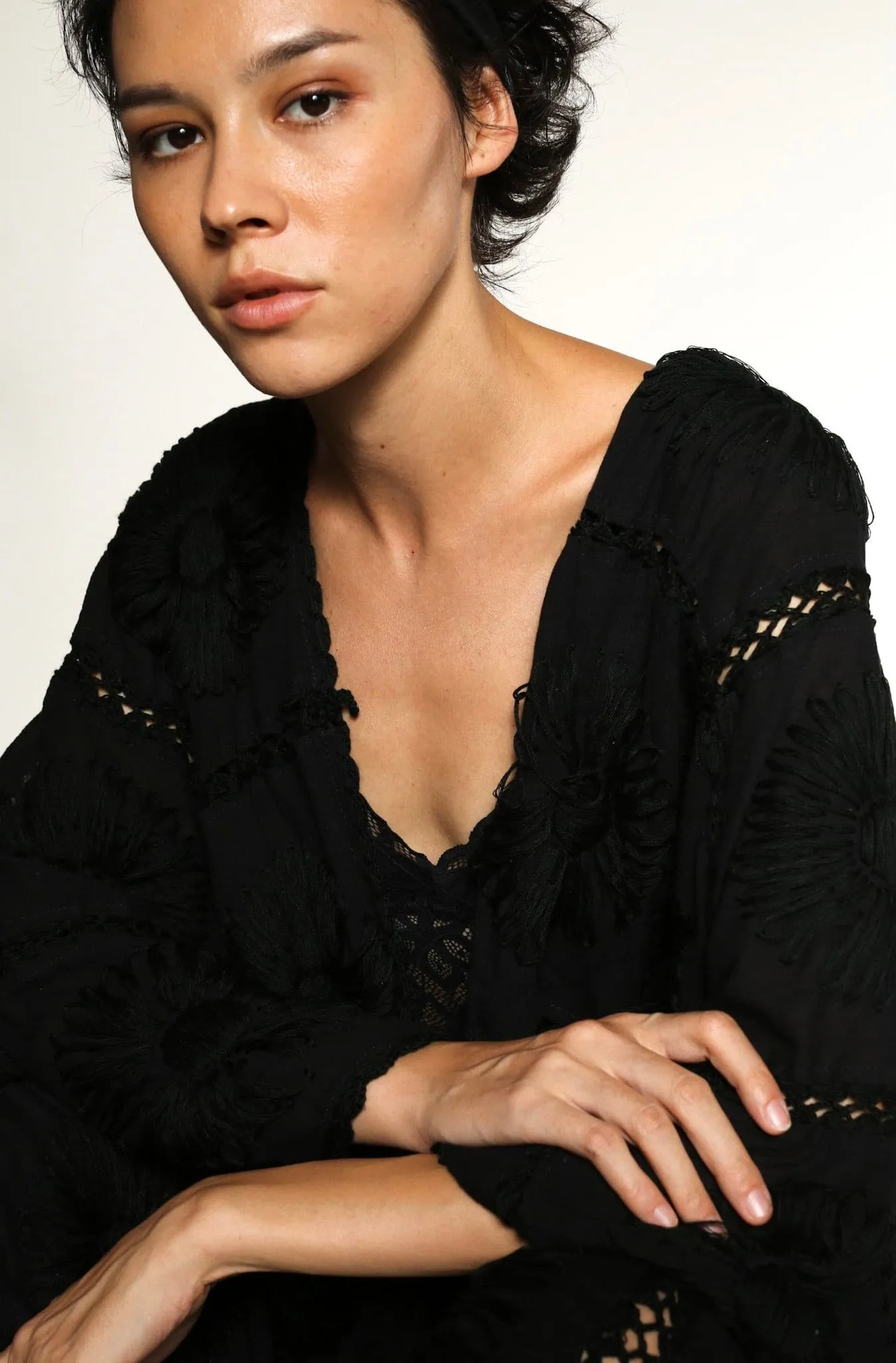 BLACK KIMONO EMBROIDERED FLORA CROCHET