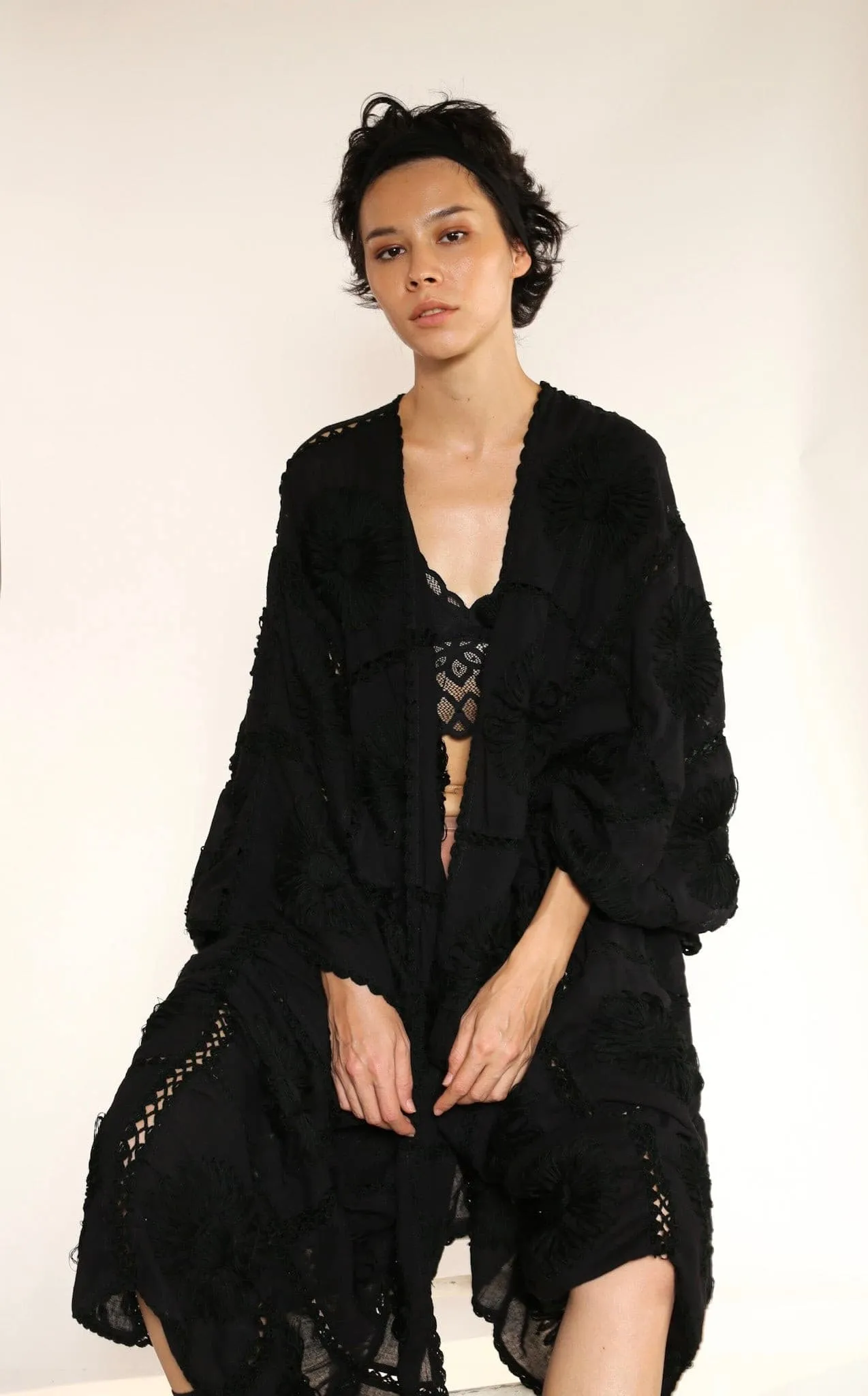 BLACK KIMONO EMBROIDERED FLORA CROCHET