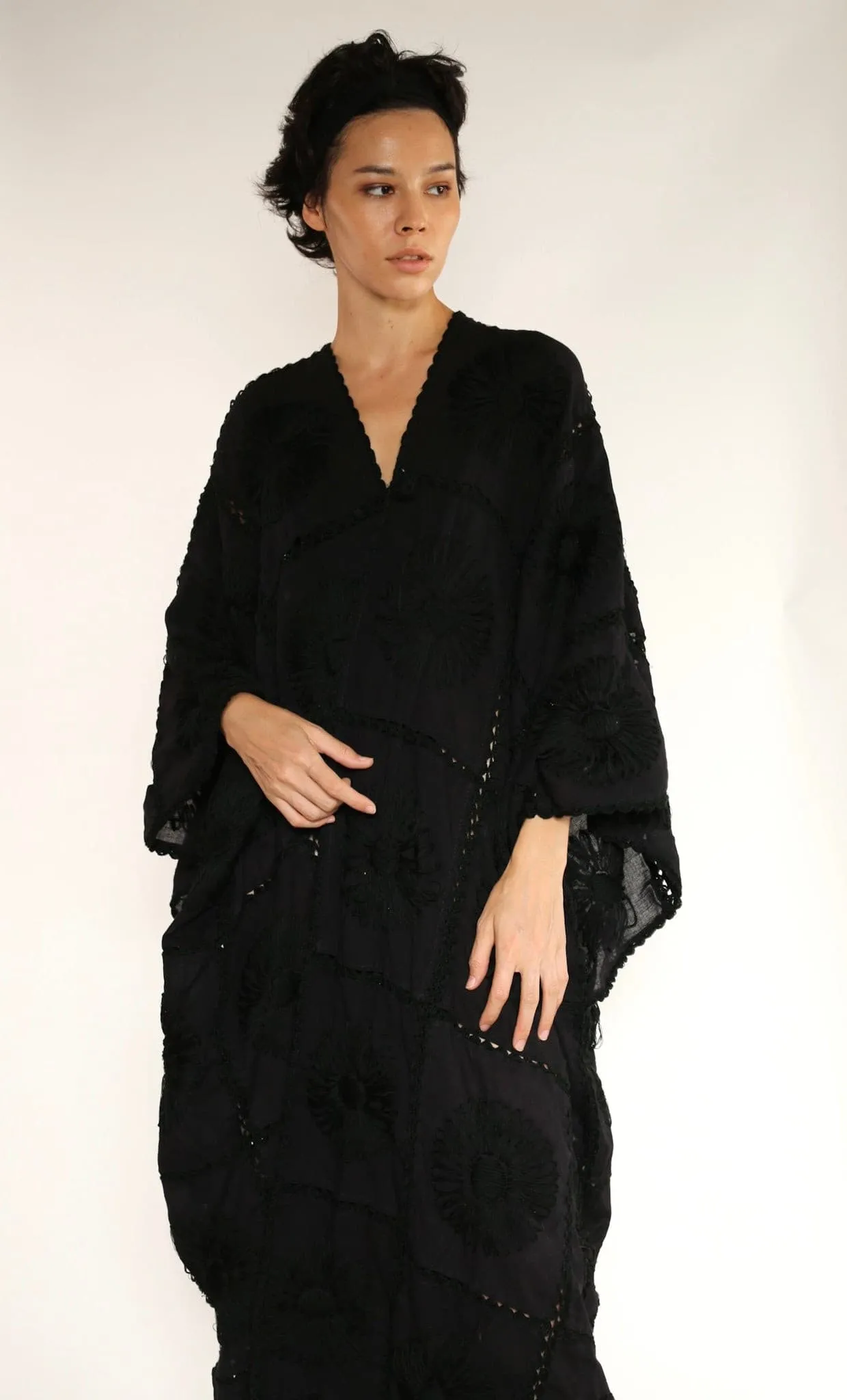 BLACK KIMONO EMBROIDERED FLORA CROCHET