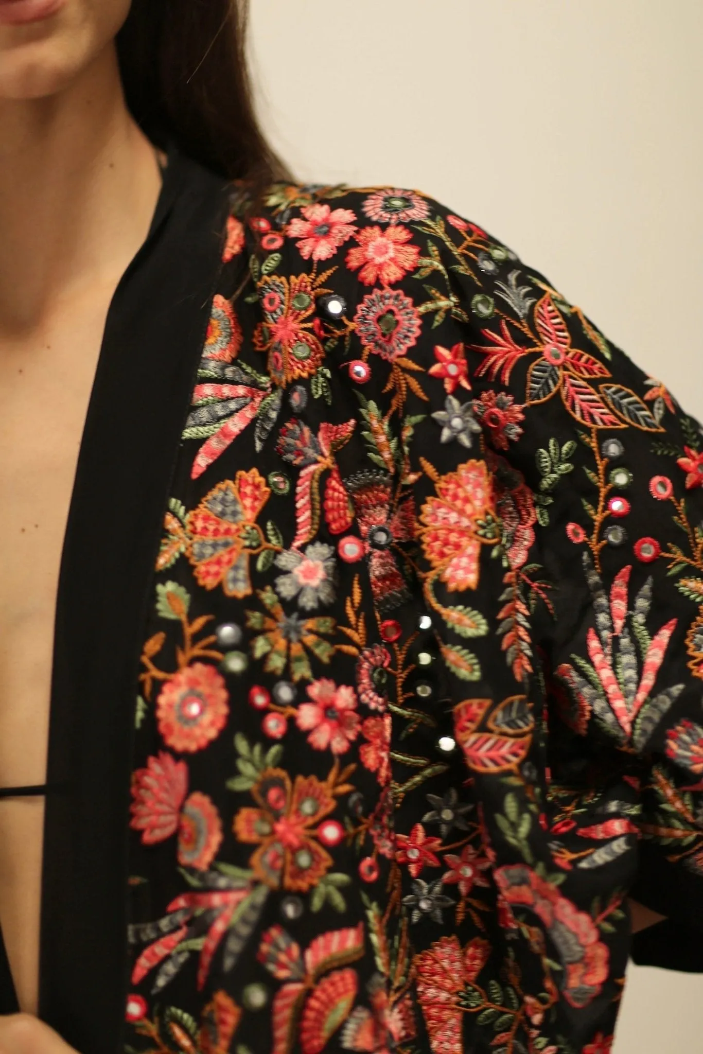 GAIA SILK FLOWER EBMROIDERD KIMONO